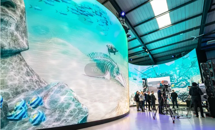 What Are the Characteristics of Flexible LED Display?