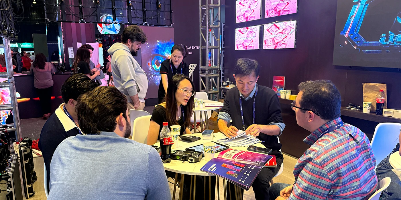 DDW DISPLAY team meeting visitors at Booth M120 on day one of InfoComm América Latina 2026